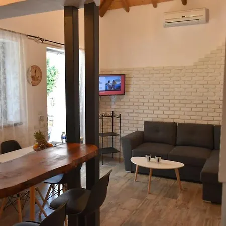 Amazing Traditional 3 Bd Stone House In Skiathos