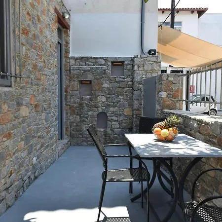 Amazing Traditional 3 Bd Stone House In Apartament