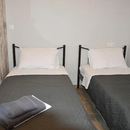 Amazing Traditional 3 Bd Stone House In Apartament